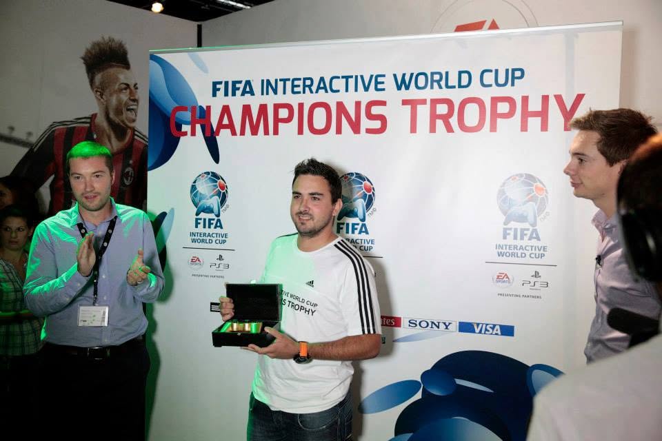 Alfonso Ramos recibiendo el FIWC Champions Trophy en 2013