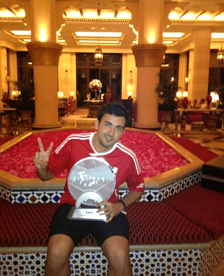 Alfonso Ramos con el trofeo de campeón del mundo FIWC
