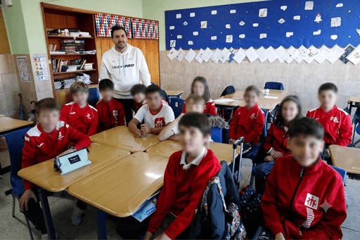 Alfonso Ramos dando clase a un grupo de alumnos